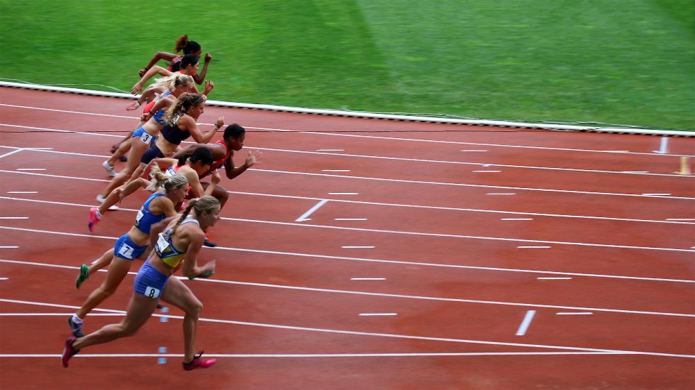 Athlètes sur la piste d'athlétisme à Douai (Douai-Sin Athlétisme)
