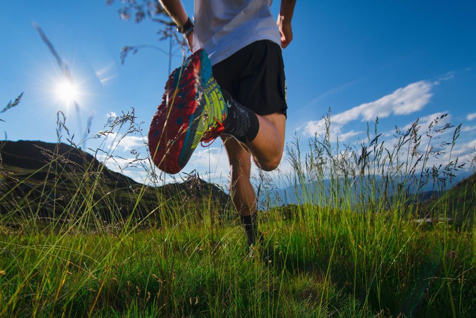 Coureur sur un sentier en pleine nature