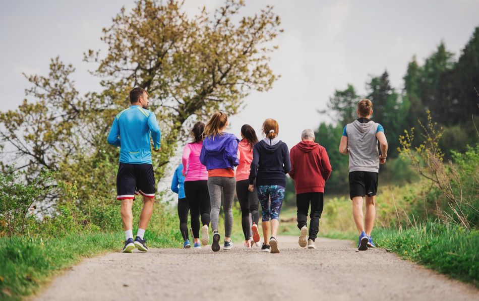 Groupe de coureurs sur un chemin