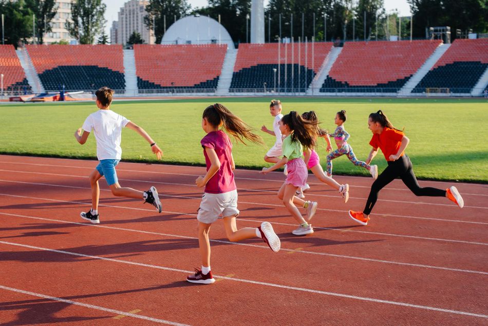 Enfants qui courent sur une piste d'athlétisme