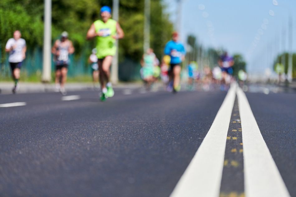 Coureurs sur route lors d'une course de fond